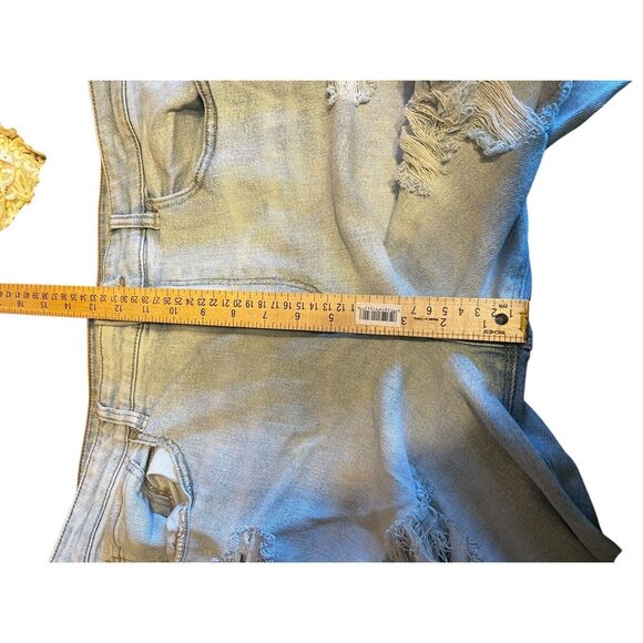 American Eagle woman’s18 Regular Denim Mom Jeans Blue torn Distress light wash - Picture 5 of 6